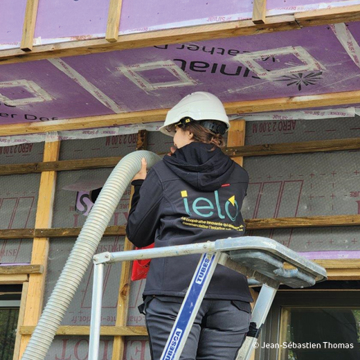 Solution de façade à ossature bois Siniat avec isolant en paille hachée certifiée résistance au feu